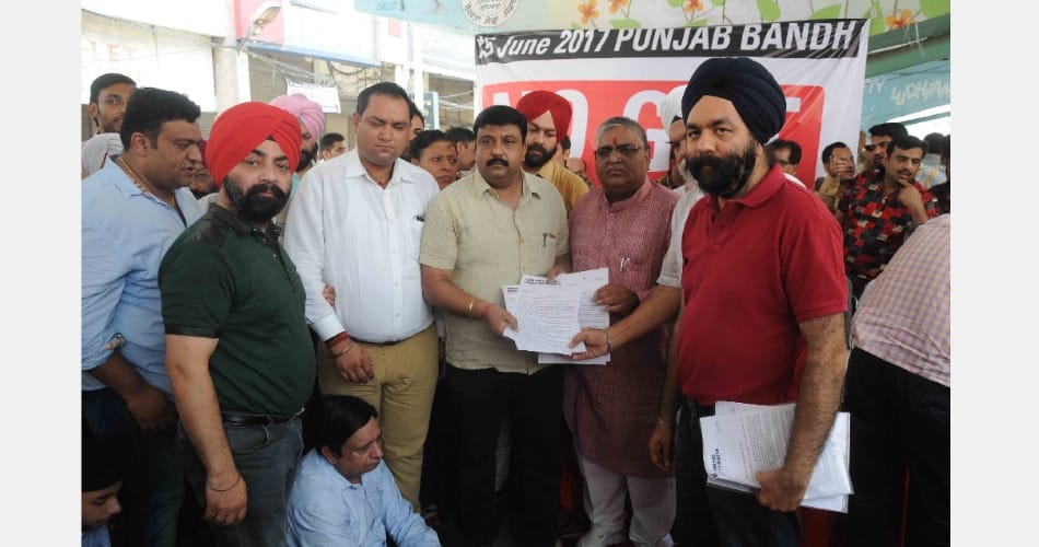 Oppose of GST in Ludhiana, Traders protest