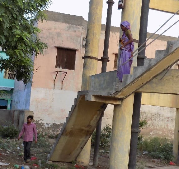 son and mother climbed the water tank in hatras