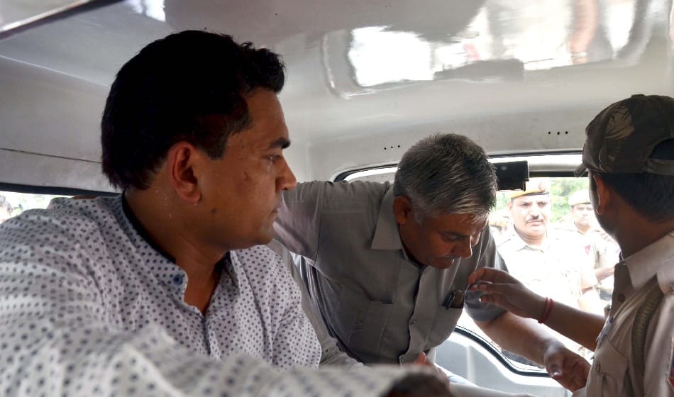   aap outsed minister kapil mishra detained by police while going to okhla in delhi