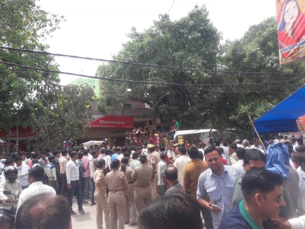 eve teasing with agra woman returning from kasganj after bath in ganga