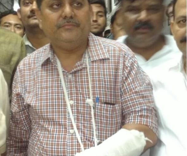 officer beats employee in krishi bhawan lucknow