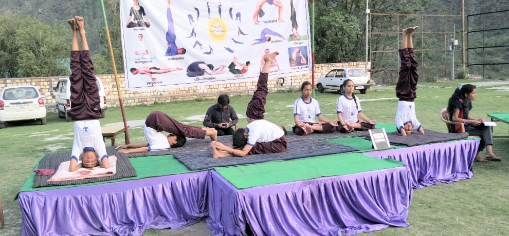 12 students makes golden book of world records in yoga
