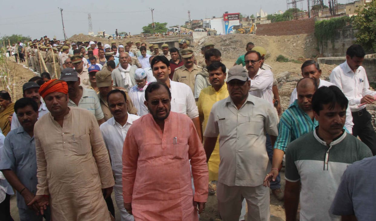 yogi government minister suresh khanna visit varanasi toady