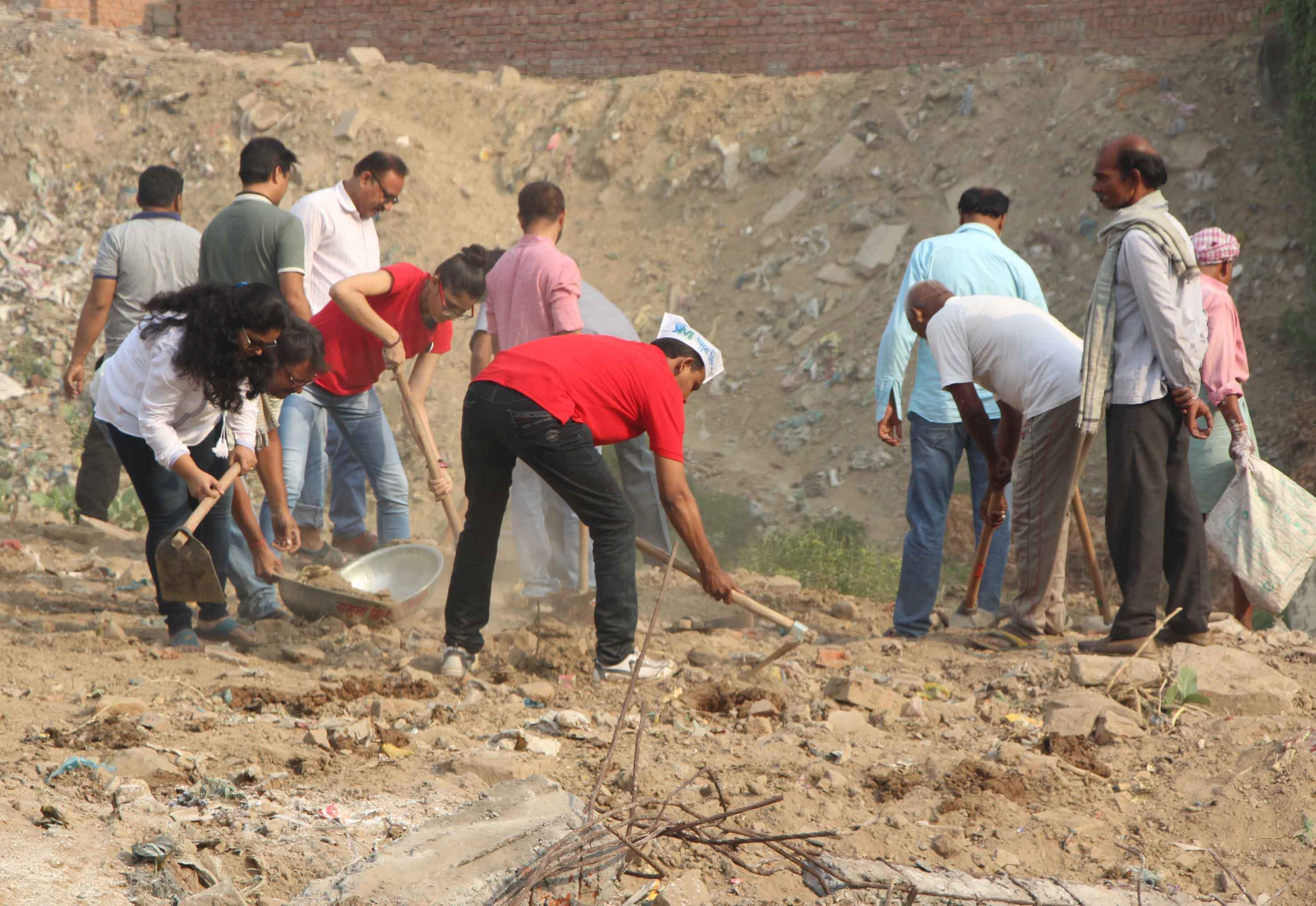 Varanasi To save the river Aasi, the town development minister has started the shovel, see photos