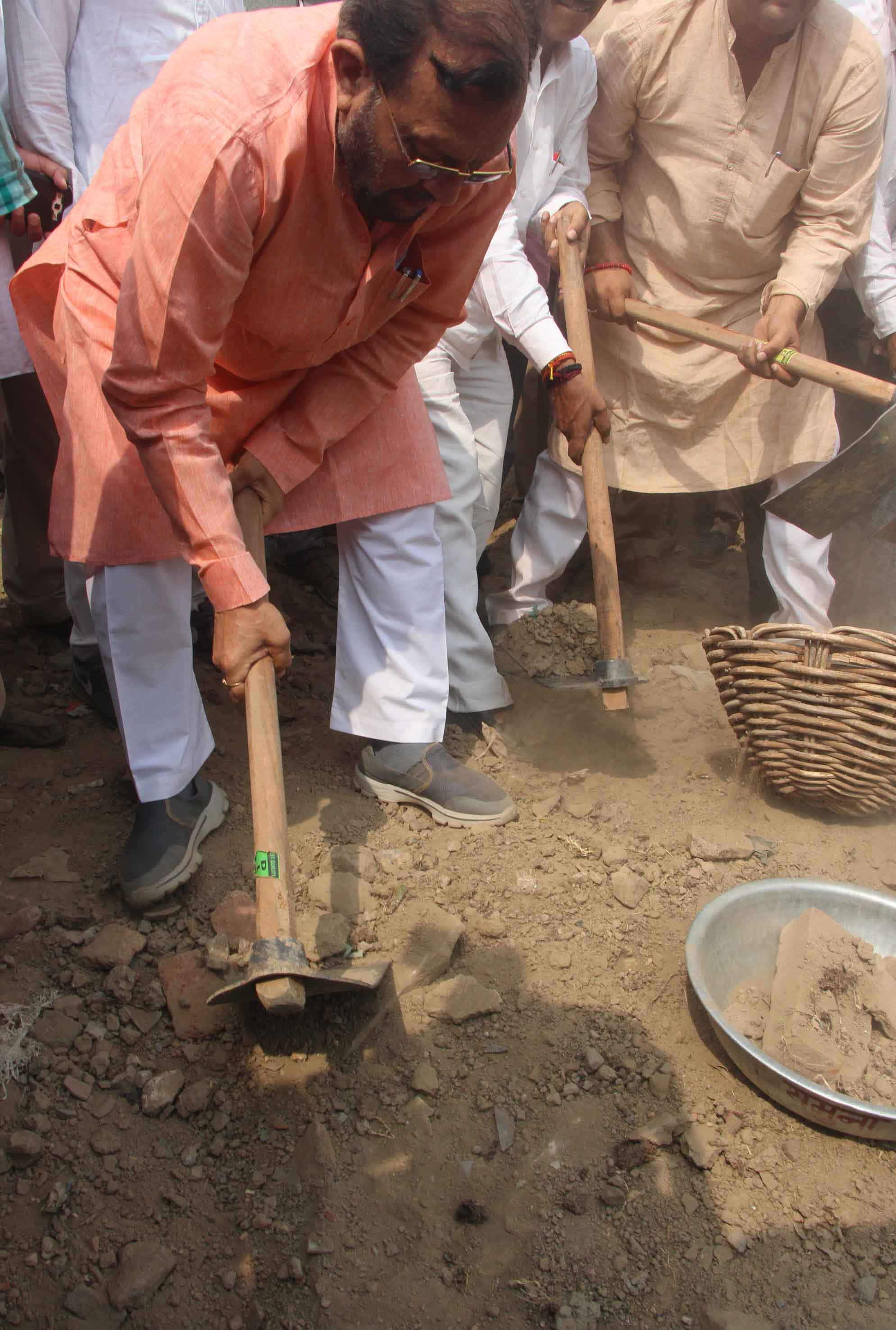 Varanasi To save the river Aasi, the town development minister has started the shovel, see photos