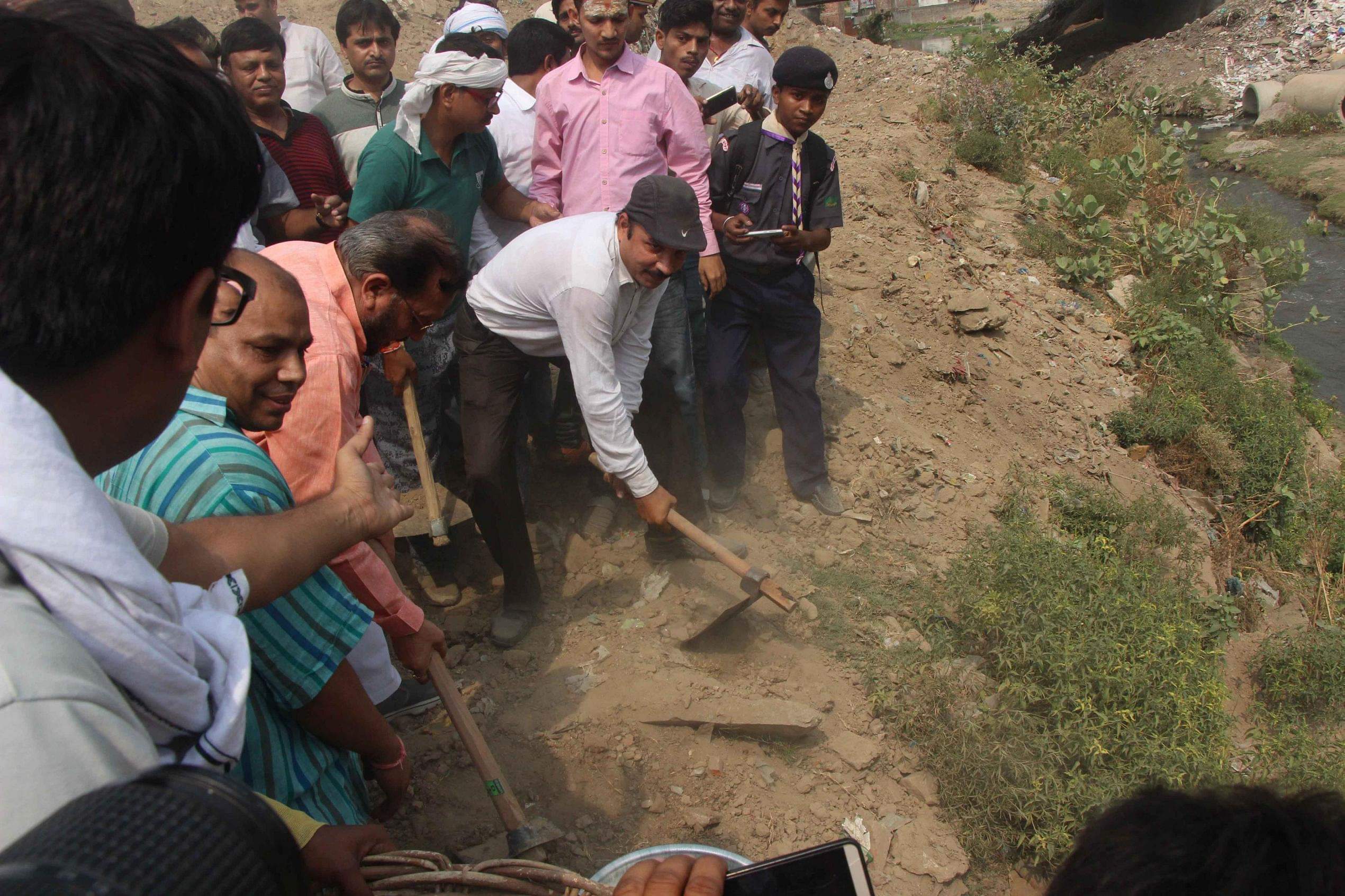 Varanasi To save the river Aasi, the town development minister has started the shovel, see photos