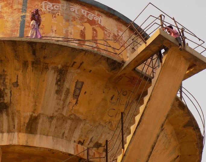 son and mother climbed the water tank in hatras