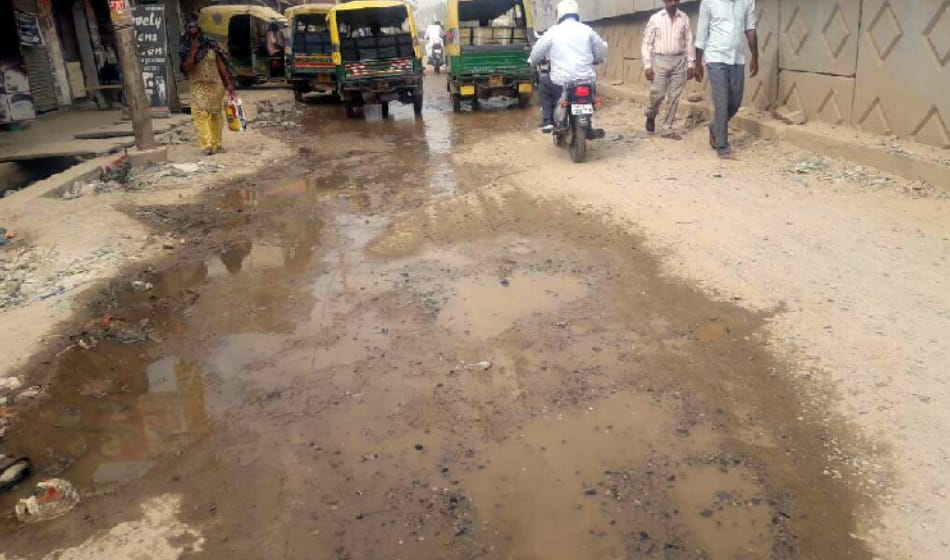 बहराइच: तीन करोड़ खर्च, फिर भी सड़ाकों पर गड्ढे