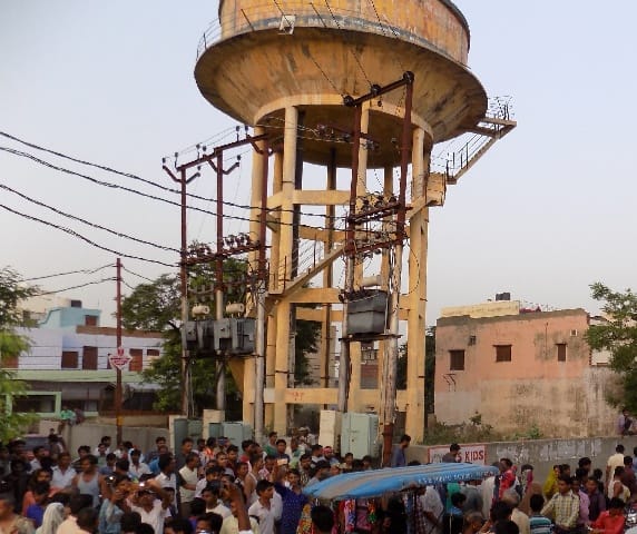 son and mother climbed the water tank in hatras