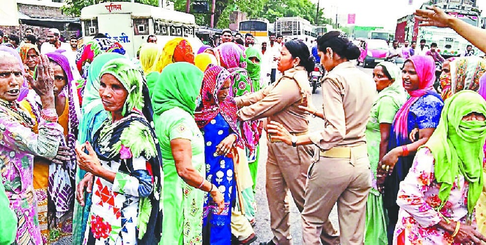 Saharanpur: For the release of 'Ravana', the tehsil was captured, shouting against the yogi