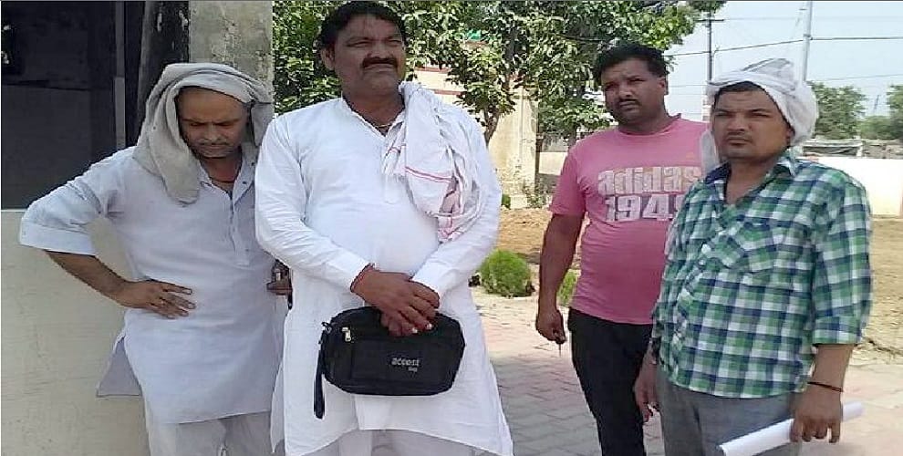Pradhan husbands demand of 25 lakhs, letter lying on the door
