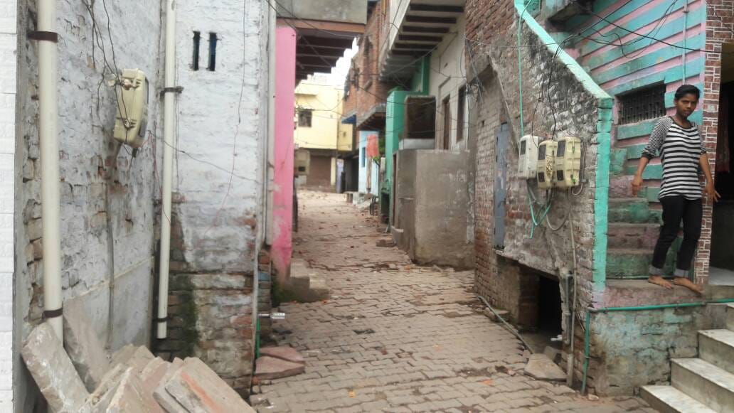 stone pelting over construction of toilet in agra