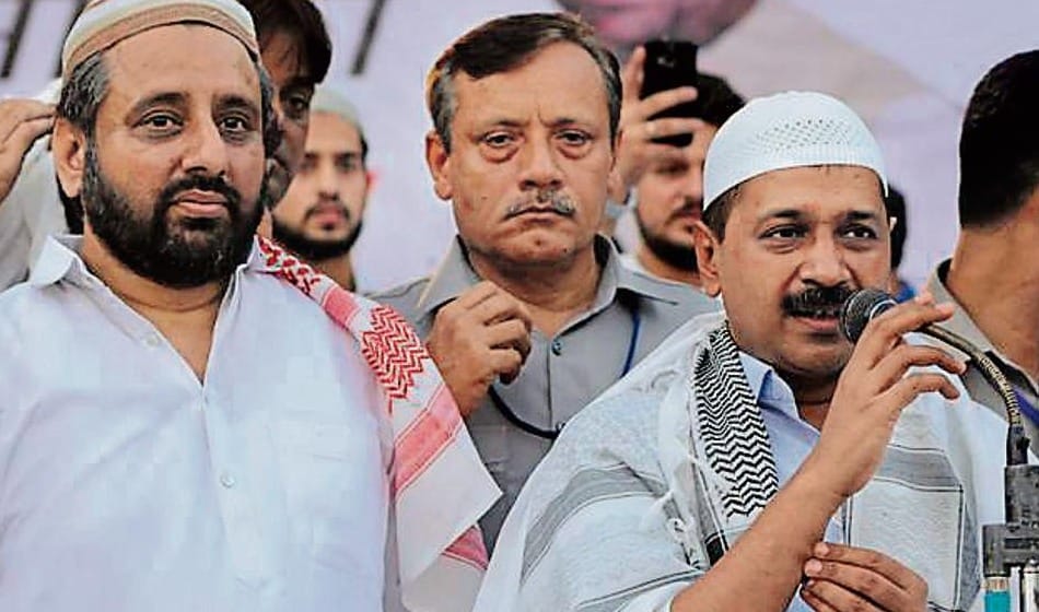 Arvind kejriwal attends Amanatullah khan iftar party, raises eyebrows