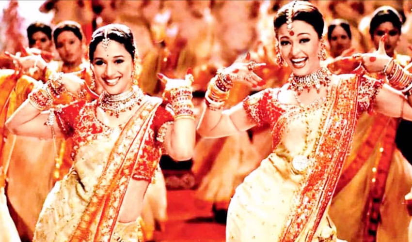 Aishwarya Rai Bachchan Or Madhuri Dixit? Who Will Fill Nargis Dutt Shoes In 'Raat Aur Din' Remake
