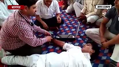 farmers fall sick in while Protesting for Compensation in baghpat 
