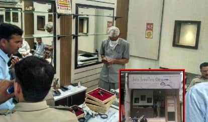5 crooks wearing helmet entered jewellery showroom and looted 70 lakh jewellery in 5 minutes