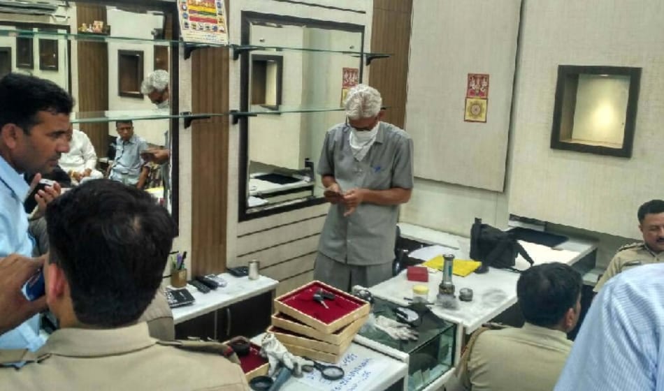 5 crooks wearing helmet entered jewellery showroom and looted 70 lakh jewellery in 5 minutes