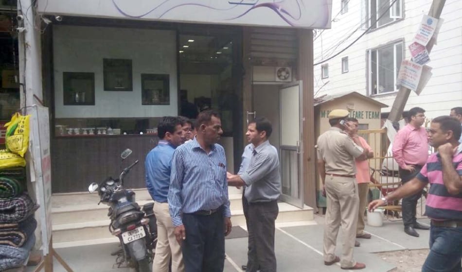 5 crooks wearing helmet entered jewellery showroom and looted 70 lakh jewellery in 5 minutes