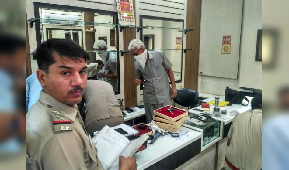 5 crooks wearing helmet entered jewellery showroom and looted 70 lakh jewellery in 5 minutes