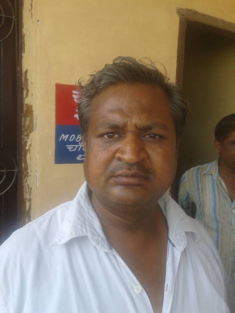 25 thousand rupees from grocery trader looted.