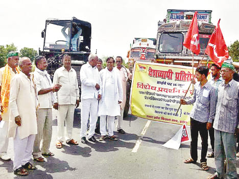 farmers are on road, highway block