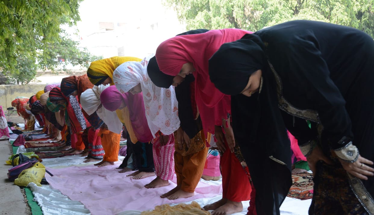 lucknow women offer namaz in lucknow