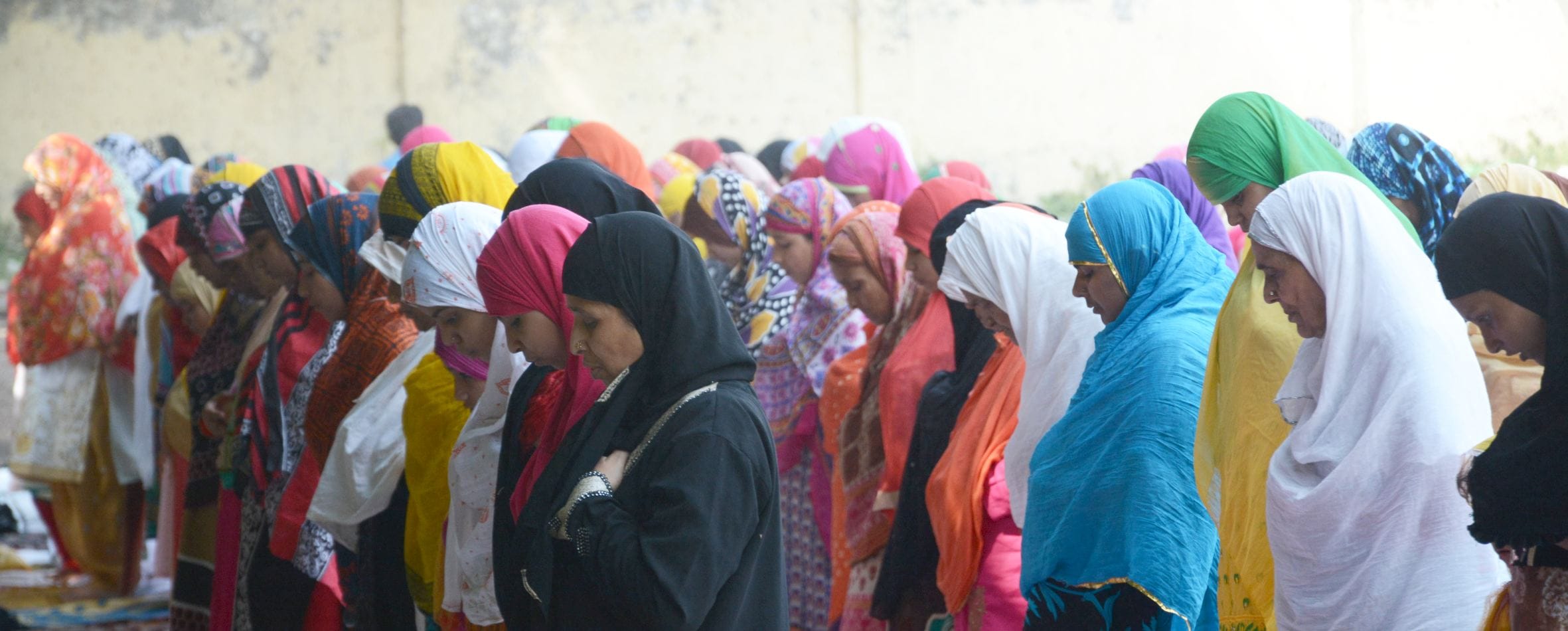 lucknow women offer namaz in lucknow
