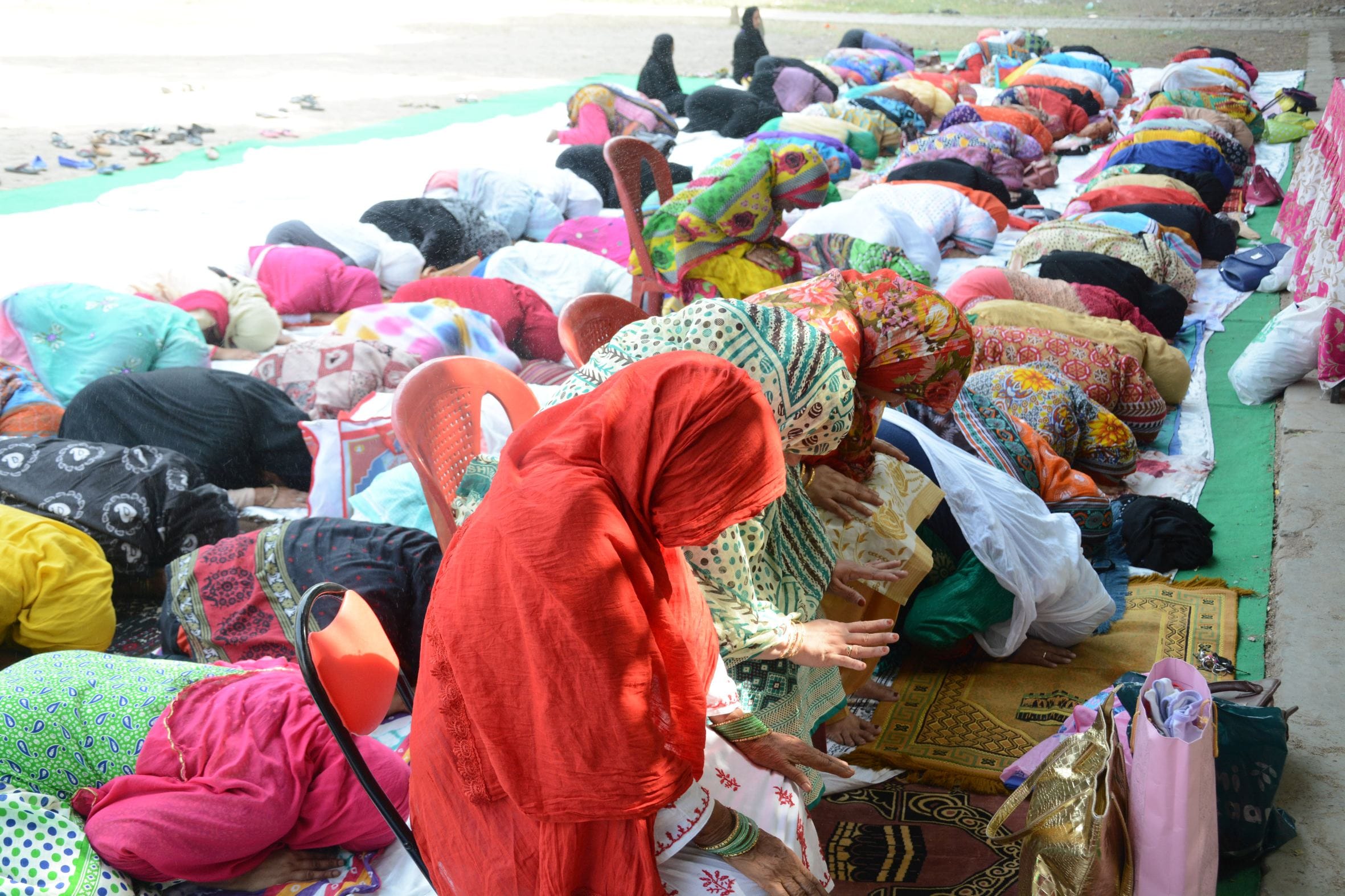 lucknow women offer namaz in lucknow