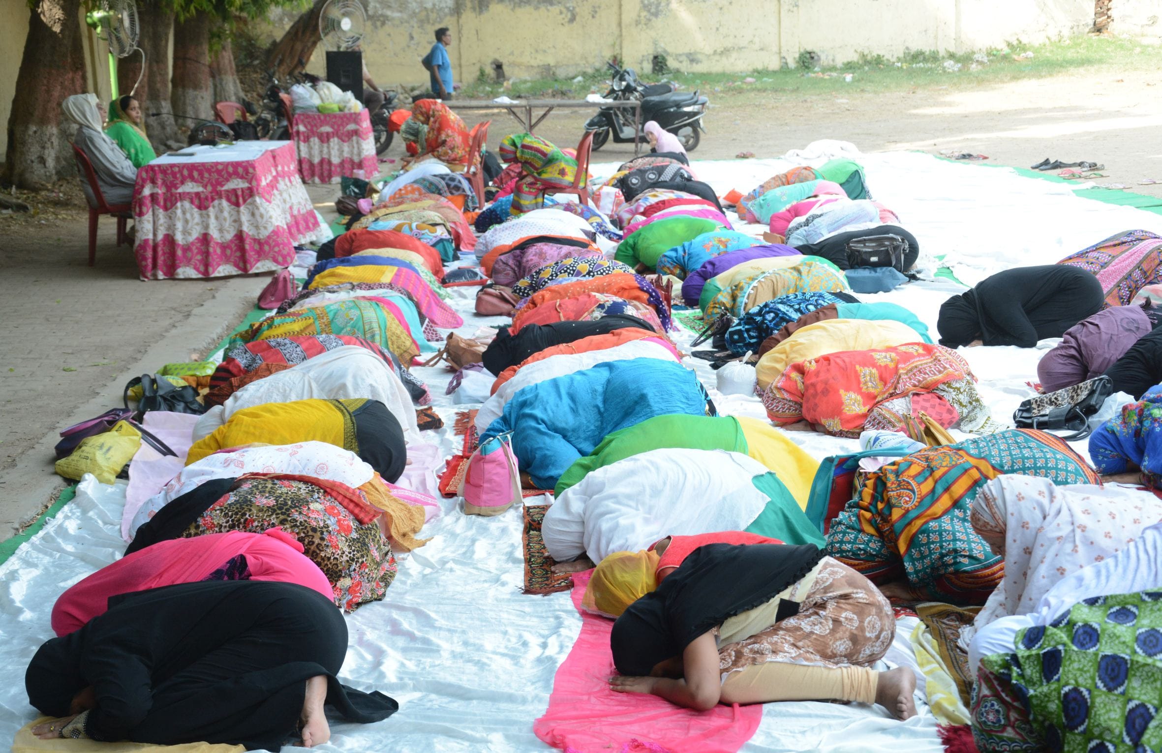 lucknow women offer namaz in lucknow