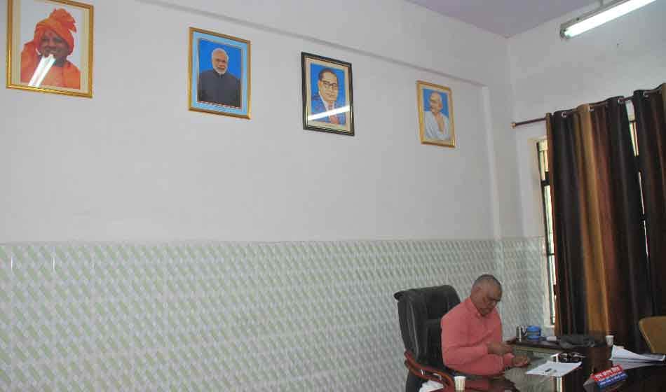 uttar pradesh government officers using bjp leaders photos in office to impress yogi adityanath