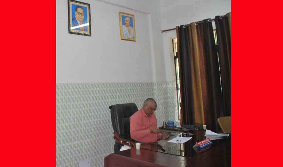 uttar pradesh government officers using bjp leaders photos in office to impress yogi adityanath