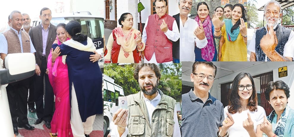 cm virbhadra singh wife pratibha singh cast vote in shimla municipal corporation election