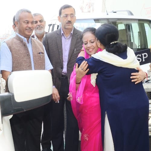cm virbhadra singh wife pratibha singh cast vote in shimla municipal corporation election