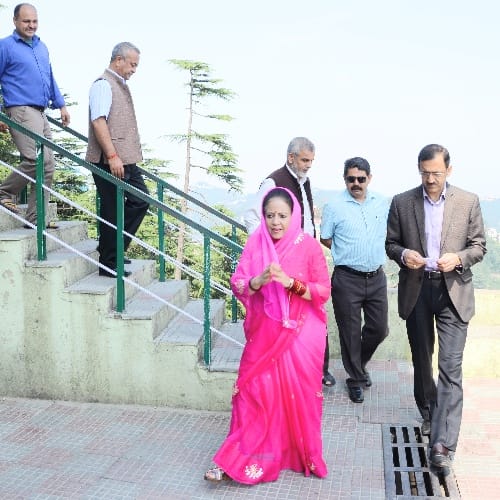 cm virbhadra singh wife pratibha singh cast vote in shimla municipal corporation election