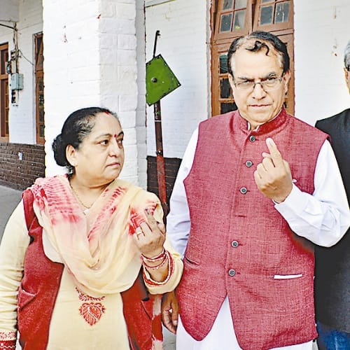 cm virbhadra singh wife pratibha singh cast vote in shimla municipal corporation election