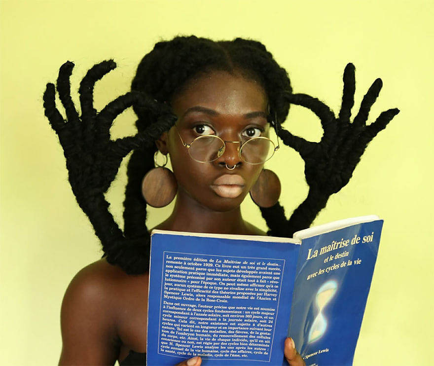  Ivorian Artist Can do anything by her hairs