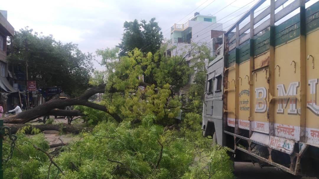 two died after storm in agra and other related areas