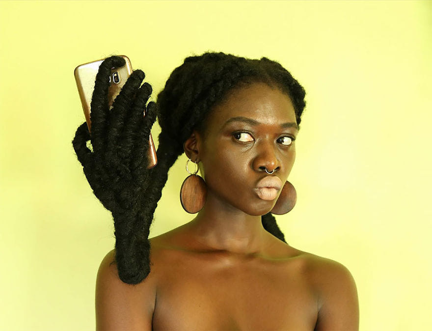  Ivorian Artist Can do anything by her hairs