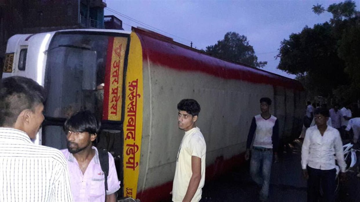  bus collide with dividers Twenty five injured ib sikandrarao hathras