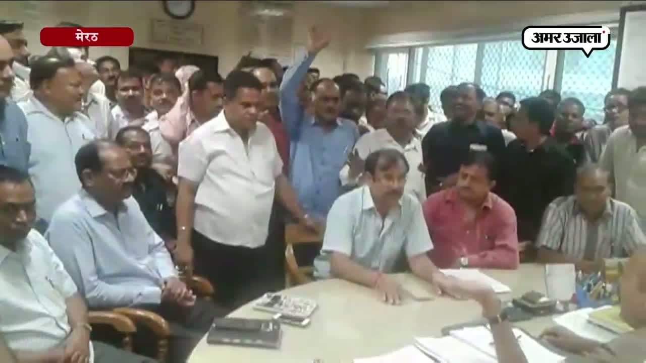 एमडीए कर्मचारियों ने वीसी को घेरा