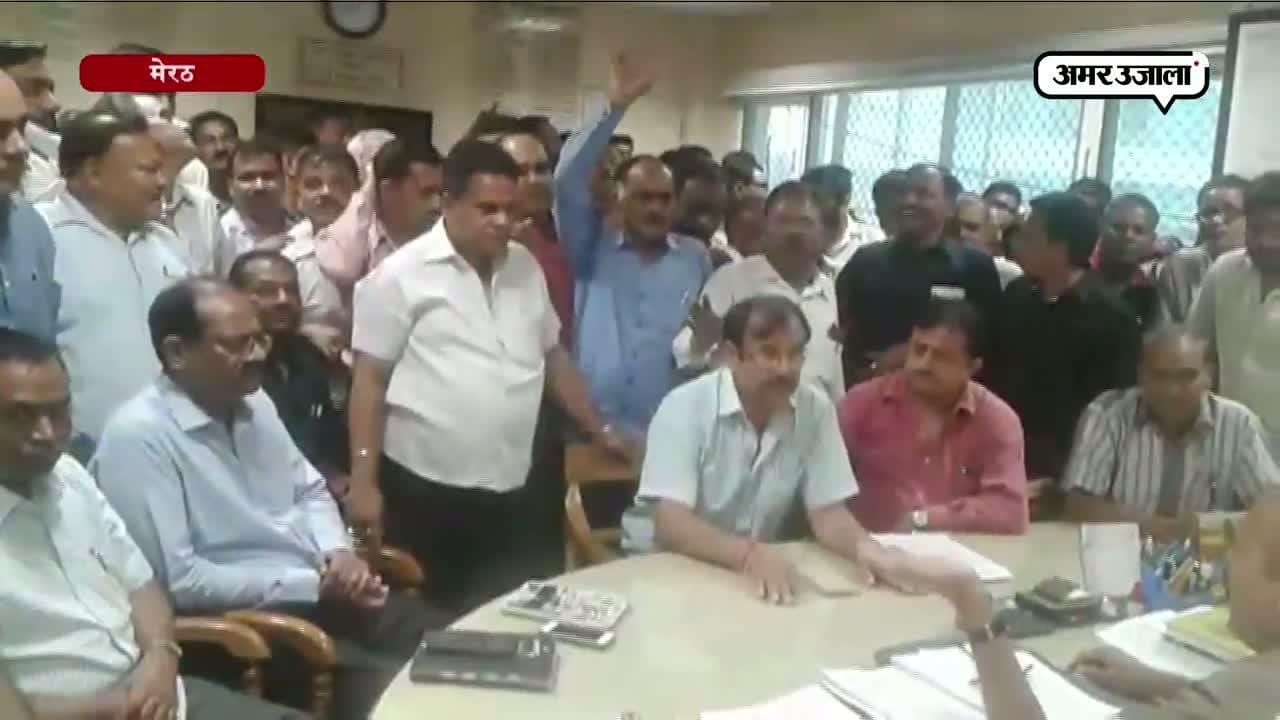 एमडीए कर्मचारियों ने वीसी को घेरा