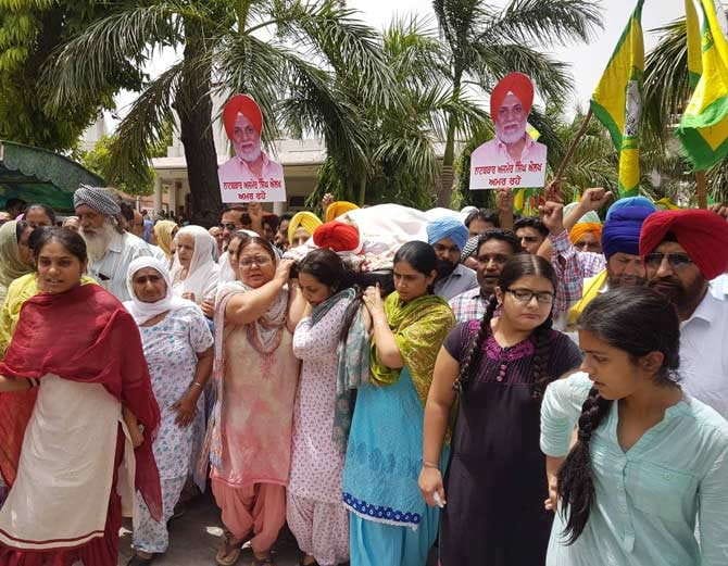 three daughters gave shoulder to Ajmer Aulakh bier 