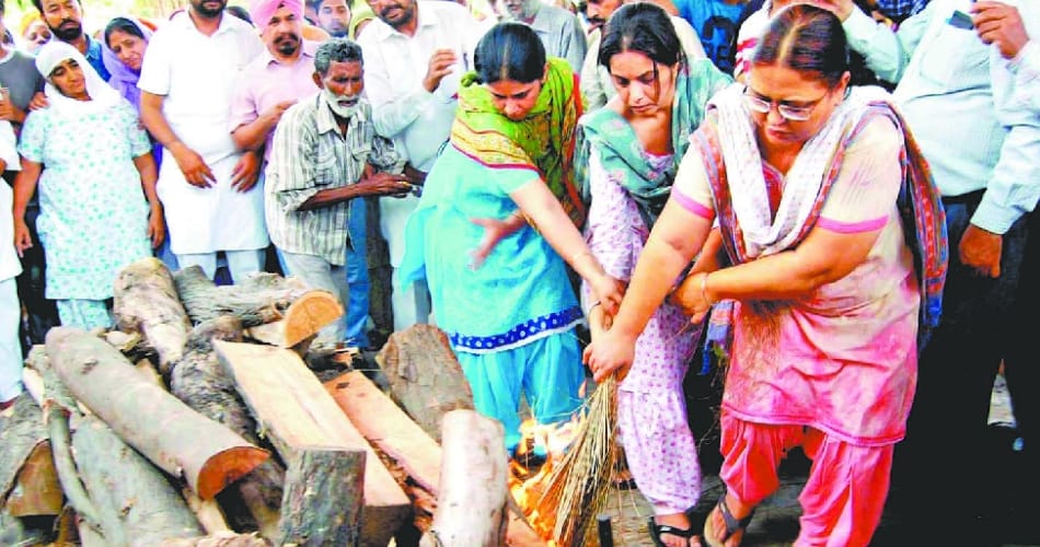 three daughters gave shoulder to Ajmer Aulakh bier 