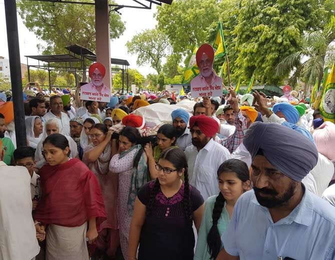 three daughters gave shoulder to Ajmer Aulakh bier 