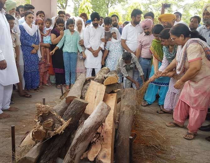 three daughters gave shoulder to Ajmer Aulakh bier 