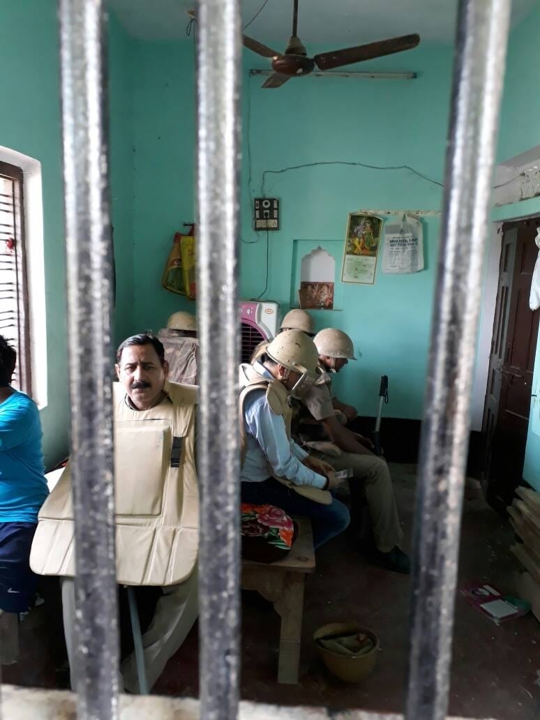 Patawar, nine police personnel injured in Ghazipur