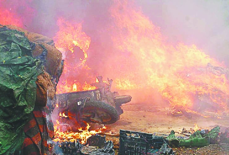 Fire in fruit and vegetable godown, Burn the vehicle