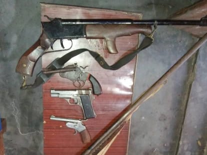 police arrested weapon smugglers in Lucknow.