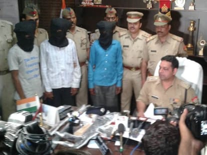 police arrested weapon smugglers in Lucknow.