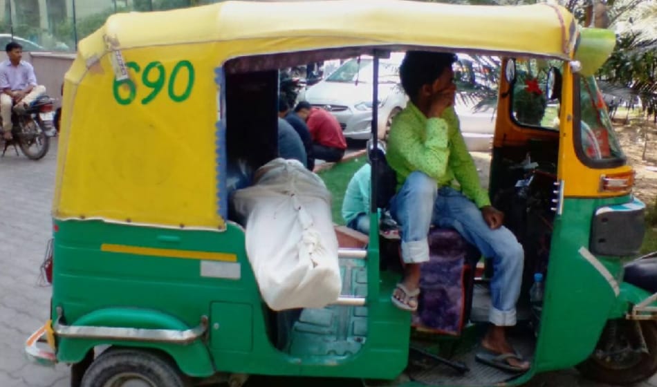 noida district hospital do not provided dead body carrying vehicle so family took body in auto